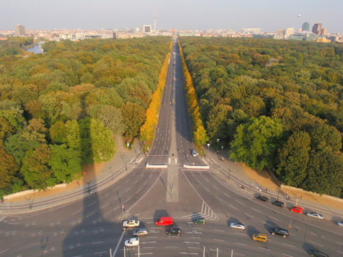 Larger scale views to the east from the Siegess&auml;ule.